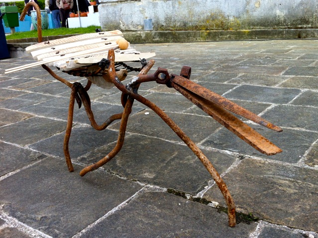 artisant créateur instrument musique sculpture