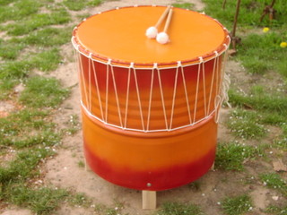 découverte création instrument musique tambour avec matériaux de recyclage et de réemploi