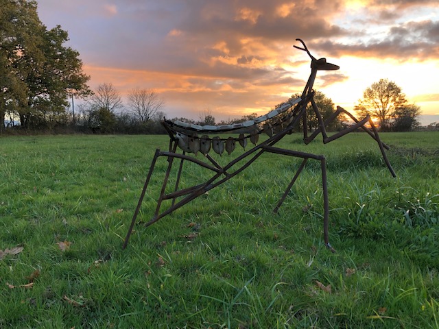 sculpture sonore mante religieuse insecte géant pour le jardin