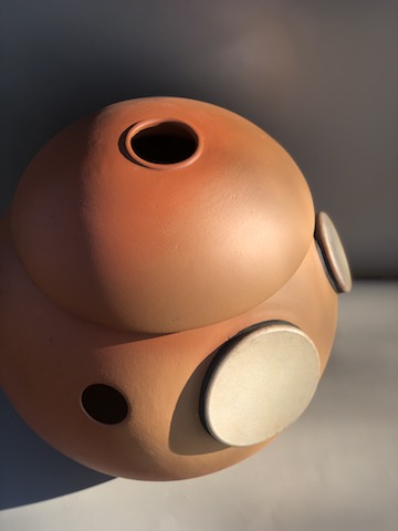 udu drum atelier terre et son 39cm de diamètre avec une grande cloche et deux tambours