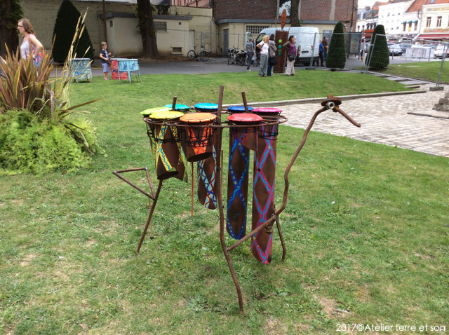 installation musicale en métal de réemploi incorporant des tambour en PVC de recyclage pour l'animation musicale éducative de plein air