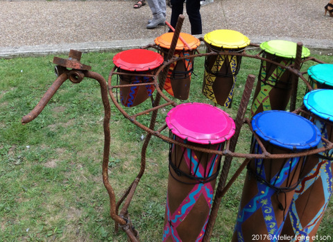 sculpture sonore avec tambour en PVC de recyclage pour la décoration et l'animation d'espaces verts