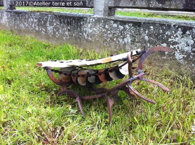 sculpture musicale de la forme d'une fourmie géante décoration d'extérieur intéractive enfant adulte