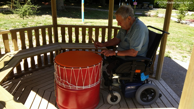 Instrument de musique adapté tout publique pour jardin sensoriel thérapeutique accés et jeu musical pour personne en fauteuille