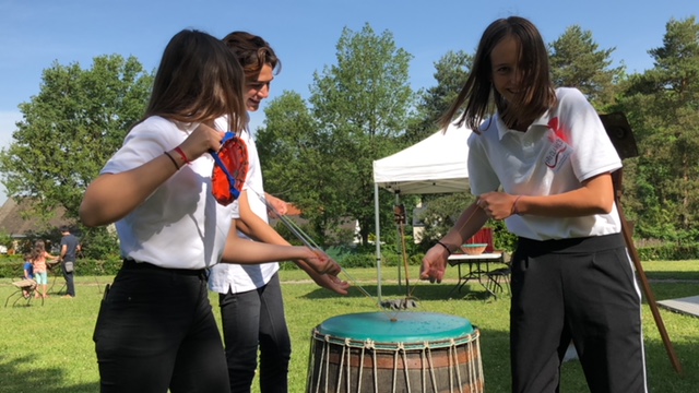 tambour a corde frottées sonorité variées et atypique de plein air