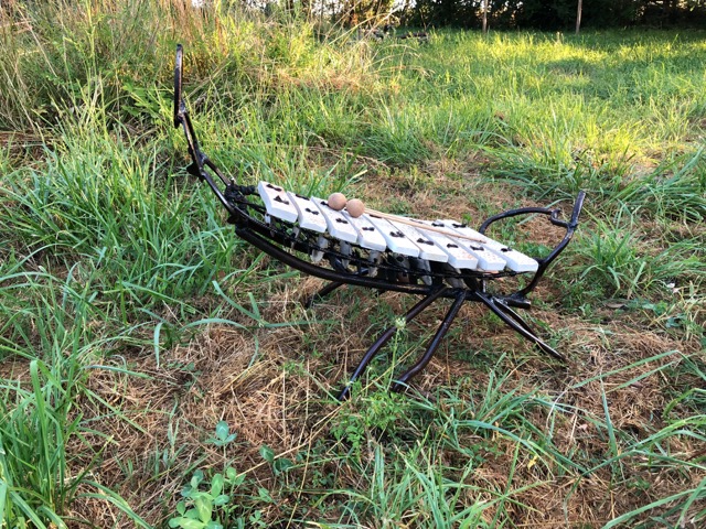 scorpion géant sculpture musicale de plein air