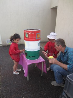 dessin avec peinture acrylique sur fût métal de recyclage avec maternelle pour création d'une installation sonore de plein air