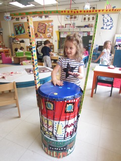 instrument du musique etrange insolite fabriqué avec maternelle