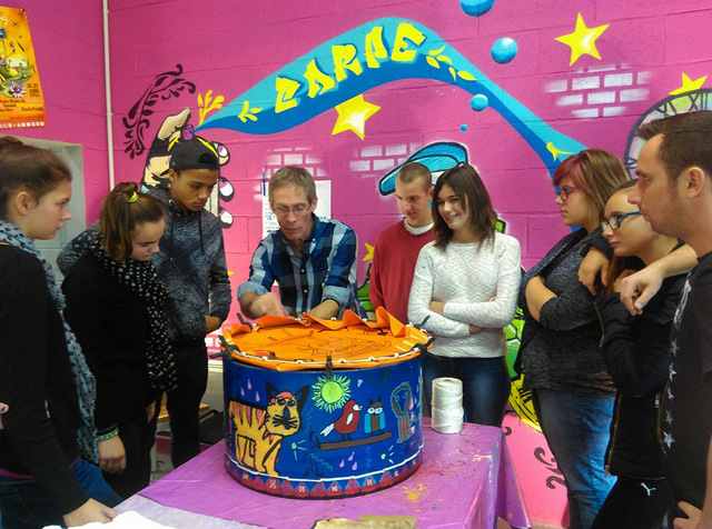 Animation de fabrication d'insdtruments de musique à percussion avec des ado et des matériaux de recyclage en centres de loisirs