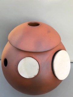 udu drum avec deux tambours et un cloche