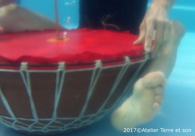 Instrument musique pour jouer sur l'eau et sous l'eau