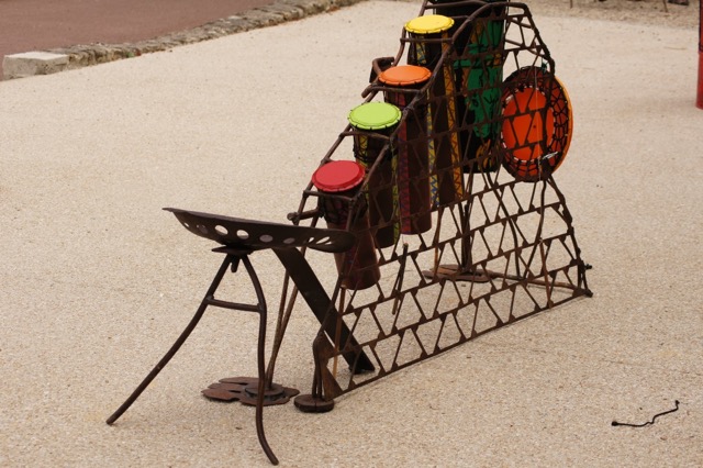 sculpture musicale art brut d'extérieur