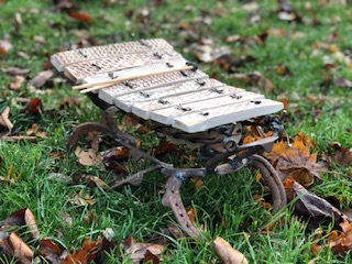 sculpture musicale insecte géant pour jardin