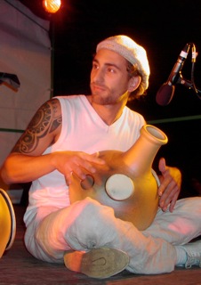 udu drum percussion en argile en concert